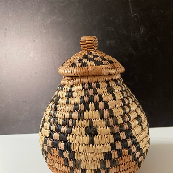 Handmade Zulu Basket w/maker tags attached - Picture 5 of 9